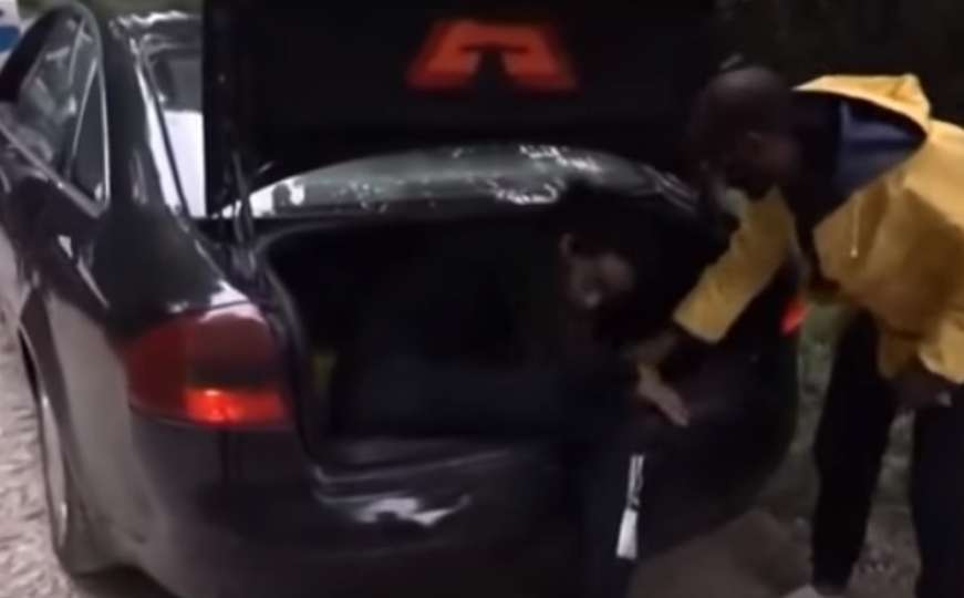 Pogledajte snimak: Kako su dvije žene u gepeku automobila krijumčarile migrante