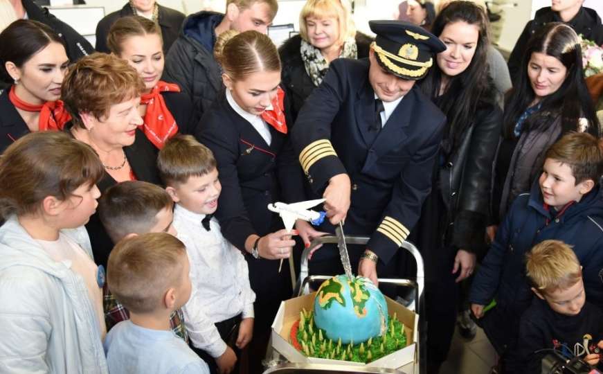 Dirljiv susret: Putnici ruskog Airbusa donijeli tortu posadi koja im je spasila živote