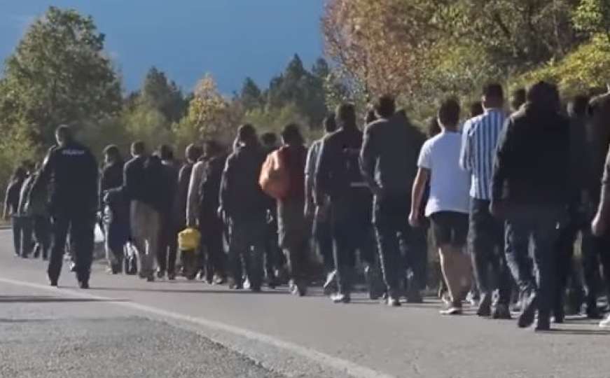 Pogledajte premještanje nekoliko stotina migranata i izbjeglica u kamp Vučjak
