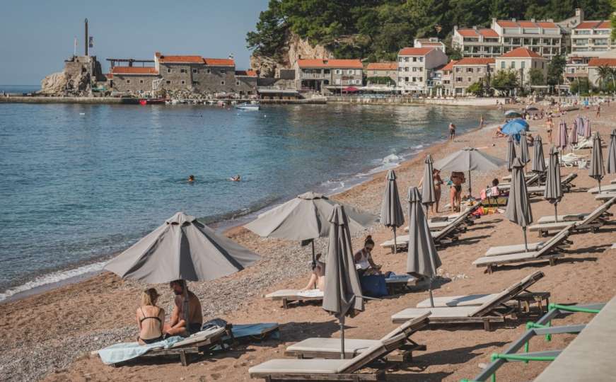 Miholjsko ljeto na plavom Jadranu: Plaža i kupanje u oktobru u C. Gori