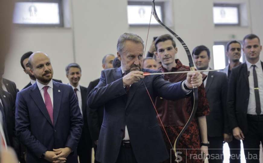 Izetbegović posjetio kurs tradicionalnog turskog streličarstva