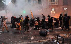 Ulice Barcelone kao ratno bojište: Kamenje, spaljeni kontejneri...