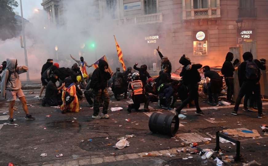 Ulice Barcelone kao ratno bojište: Kamenje, spaljeni kontejneri...