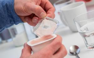 Istraživanje: Da li je po zdravlje štetno polizati foliju na poklopcu čašice jogurta