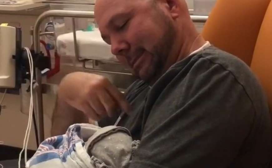 Snimak raznježio svijet: Oni vas ne čuju, ali pogledajte kako otac "pjeva" svojoj bebi