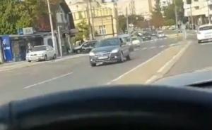 Šokantan snimak iz Beograda: Vozio suprotnom trakom, prošao kroz crveno svjetlo...