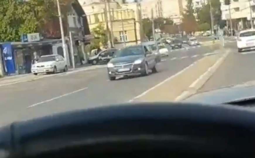 Šokantan snimak iz Beograda: Vozio suprotnom trakom, prošao kroz crveno svjetlo...