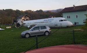 Avion parkirao u dvorište kuće: Vlasnik otkrio šta planira s njim 