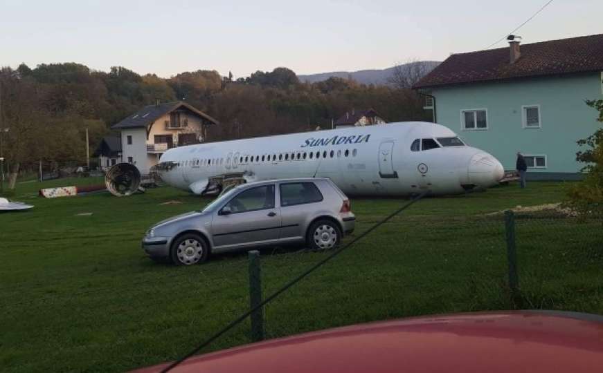 Avion parkirao u dvorište kuće: Vlasnik otkrio šta planira s njim 