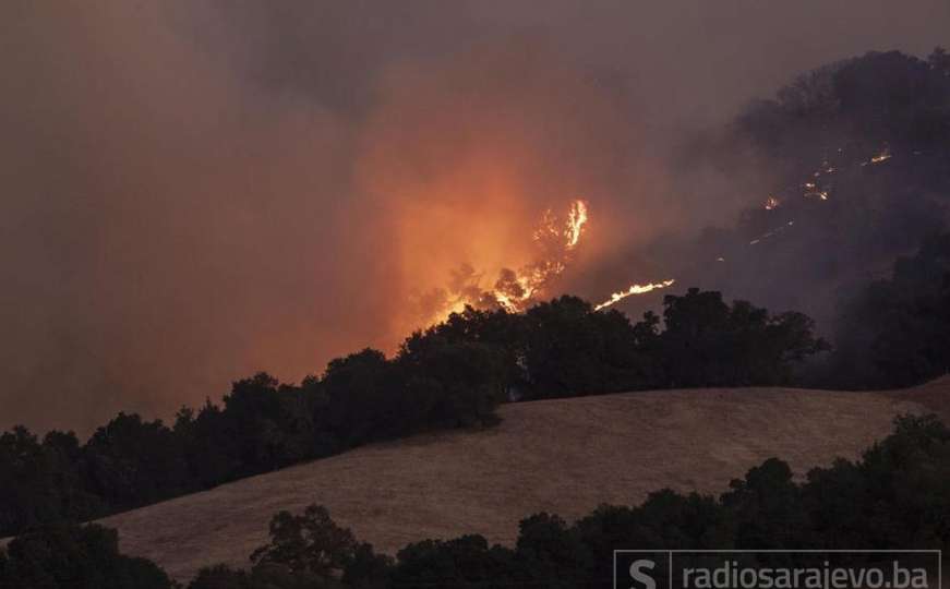 Stotine ljudi bježi pred velikim šumskim požarom u Kaliforniji 