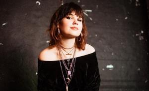 Lily Moore feat. Maverick Sabre - In-between