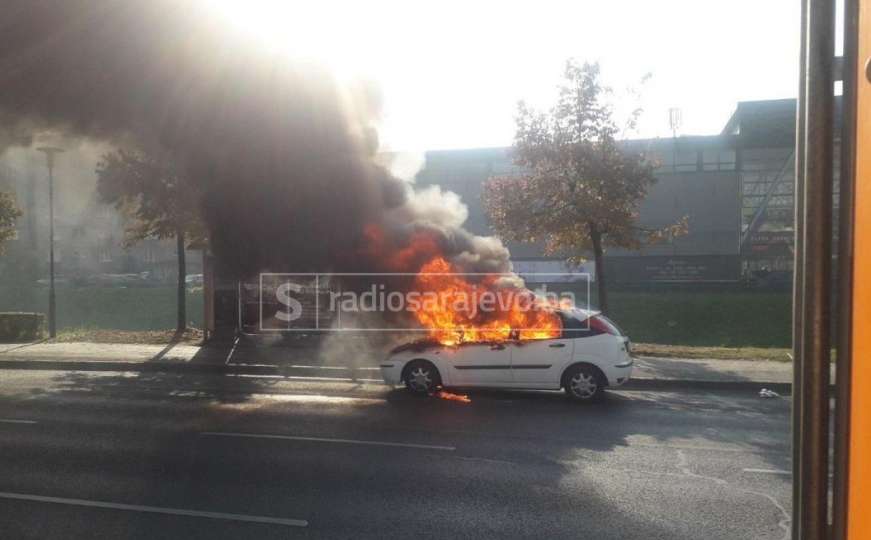 Zapalio se automobil na Otoci: Vatrogasci i policija na terenu 