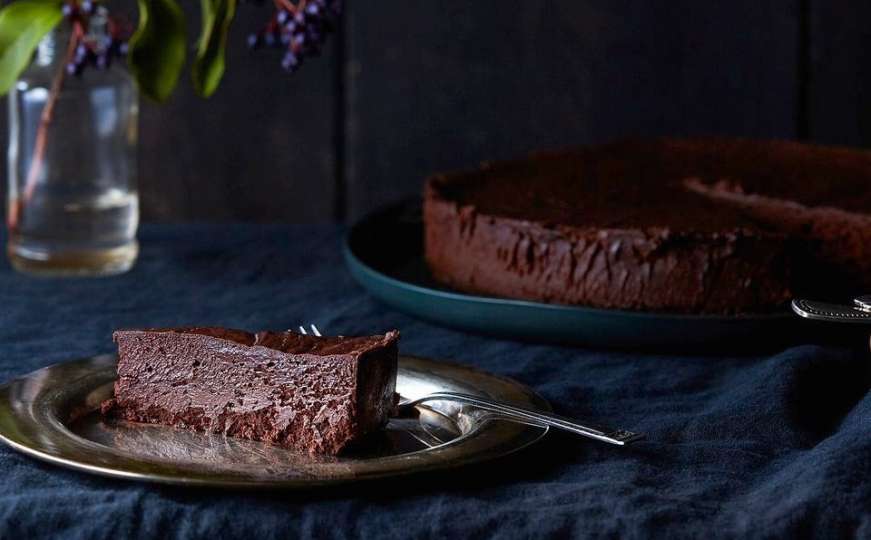 Recept za sočan čokoladni kolač od samo 3 sastojka - bez brašna i šećera