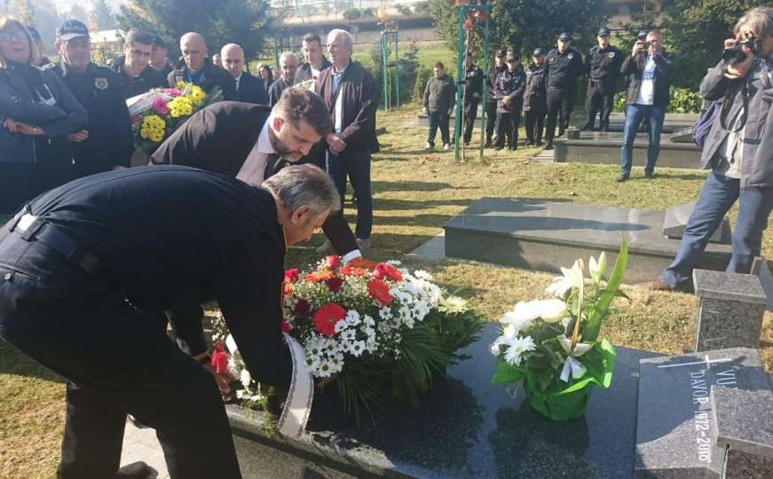 Katica i Selimović položili cvijeće na mezar i grob ubijenih policajaca 