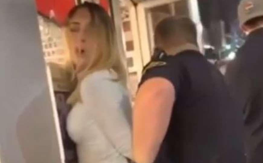Reakcija žene dok joj policajac stavlja lisice postala hit
