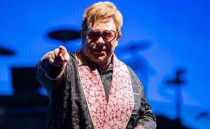 Emocionalno potresen: Elton John odgodio koncert zbog smrti svekrve