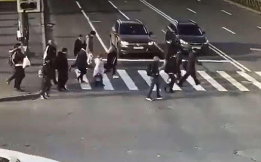 Uznemirujući snimak: Pješaci pokošeni nakon sudara na raskrsnici 