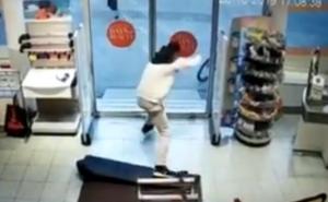 Krađa u Zenici: Pogledajte video drskog lopova kako nasilno bježi iz objekta