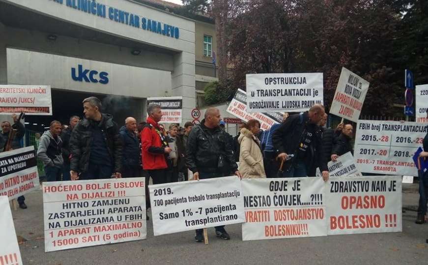 Protest dijaliznih pacijenata ispred KCUS-a: Ne idemo, dok se ne ispune naši zahtjevi