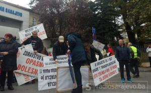Protest dijaliznih pacijenata ispred KCUS-a: Pozlilo ženi, intervenirala Hitna