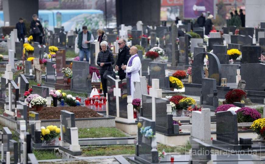Svi sveti obilježen u Sarajevu: Molitve, cvijeće i svijeće za najmilije