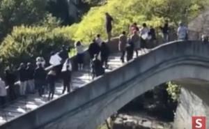 Hrabre mostarske laste: Skokovi sa Starog mosta popularni i u novembru