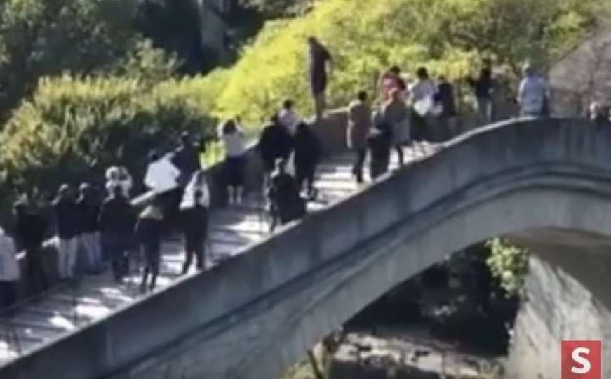Hrabre mostarske laste: Skokovi sa Starog mosta popularni i u novembru