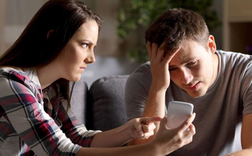 Ako vam partner provjerava mobitel, možda ima neki od ovih psiholoških problema