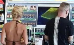 Fotka turistkinje izazvala osudu lokalnog stanovništva: "Nema nimalo obzira..."