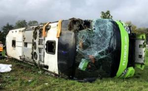 Teška nesreća: Prevrnuo se autobus, 33 osobe povrijeđene