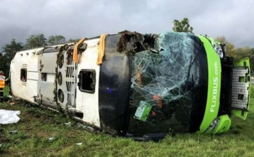 Teška nesreća: Prevrnuo se autobus, 33 osobe povrijeđene