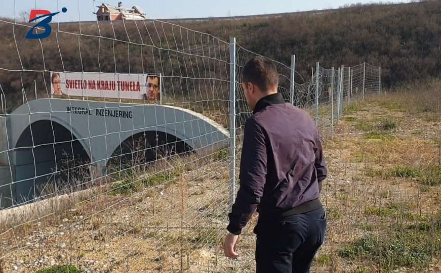 Transparent Dodika i Vučića je i s druge strane vijadukta ili je ponovo postavljen?