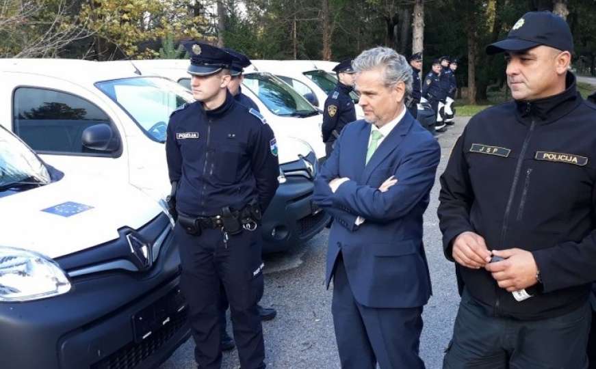 Šef delegacije EU predao 11 novih vozila za MUP i zatražio zatvaranje "Vučjaka"