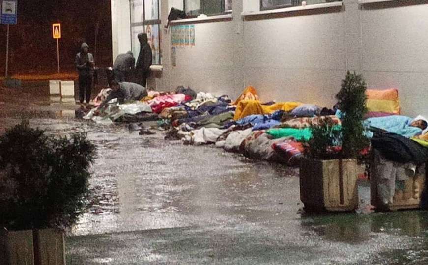 Užasne scene na stanici u Tuzli: Migranti spavaju na jakoj kiši