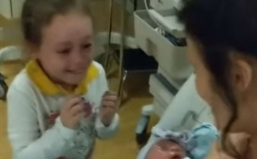 Preslatko: Djevojčica nije mogla suzdržati suze kad je upoznala mlađu sestru