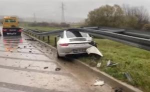 Porscheom se zabila u zaštitnu ogradu: Vozačica "slupala" skupocjeno auto