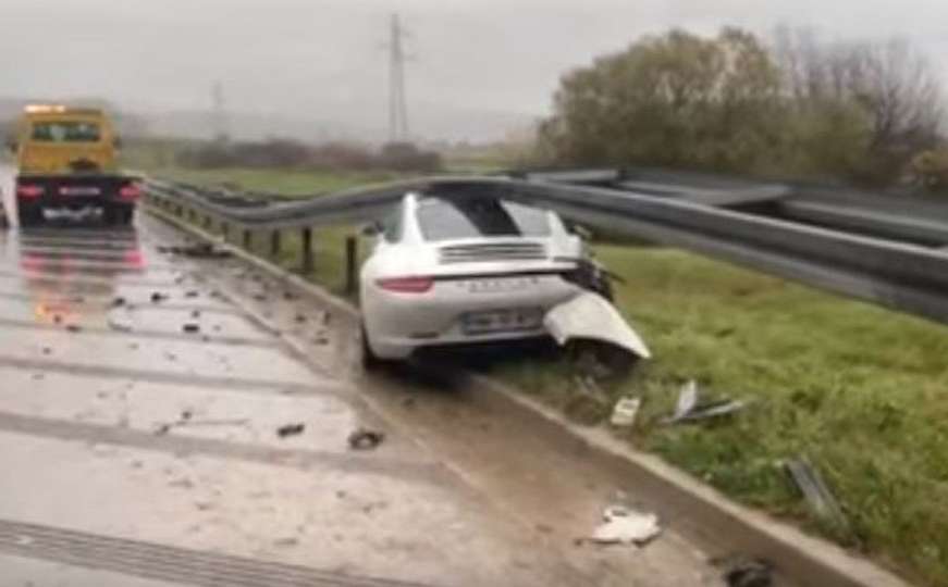 Porscheom se zabila u zaštitnu ogradu: Vozačica "slupala" skupocjeno auto