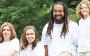 Junak dana: Usvojio je tri dječaka iz doma da ne bi morali prolaziti isto što i on