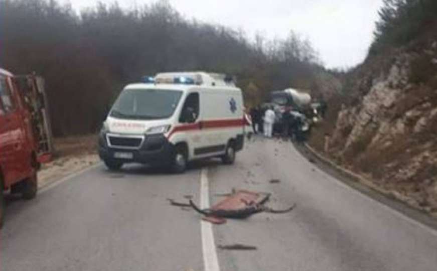 Nova stravična nesreća u BiH: Muškarac poginuo, više osoba povrijeđeno
