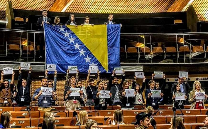 Mladi iz BiH u Strazburu poručili Macronu: Naša zemlja nije tempirana bomba