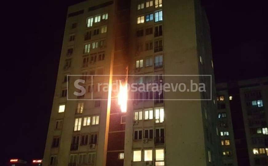 Požar zahvatio stan u Grbavičkoj ulici: Vatrogasci i hitna pomoć na terenu 