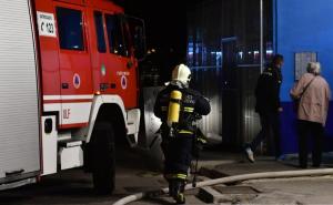 MUP KS se oglasio o požaru na Grbavici: Dva policajca zatražila medicinsku pomoć