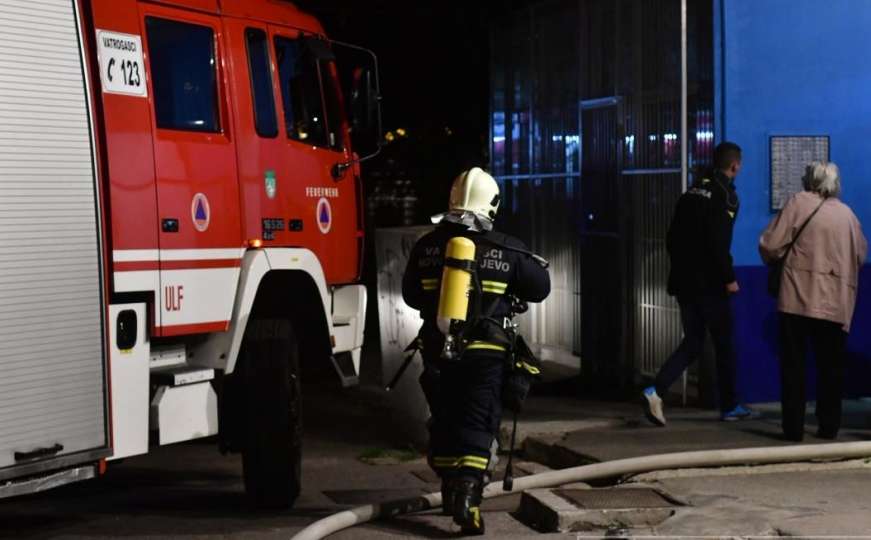 MUP KS se oglasio o požaru na Grbavici: Dva policajca zatražila medicinsku pomoć