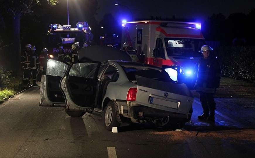 Nesreća na cesti u BiH: Passat udario u krdo, vozač povrijeđen, dvije krave ubijene
