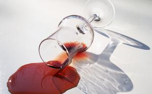 Kako se riješiti mrlja od crnog vina i čokolade