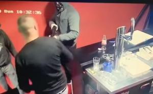 Objavljen snimak pljačke kladionice: Upali sa puškama pa zapucali