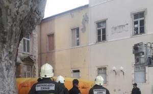 Zadar: Muškarac prijeti da će skočiti sa zgrade, policija pregovara