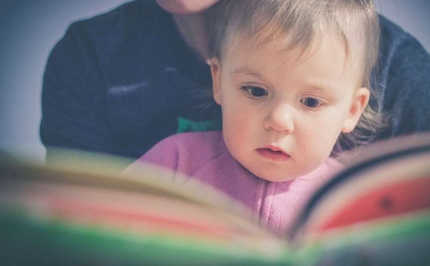 Dosadilo vam je djetetu čitati istu priču? Postoji dobar razlog zašto biste trebali