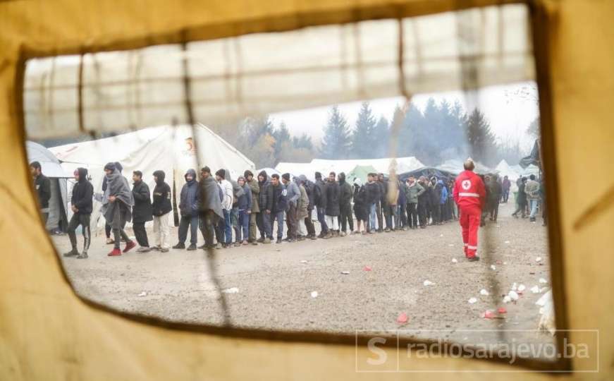Fotopriča: Pogledajte kako izgleda jedan dan migranata u kampu Vučjak