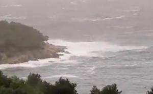 Oluja hara Jadranom: Obala potopljena, a najgore tek dolazi